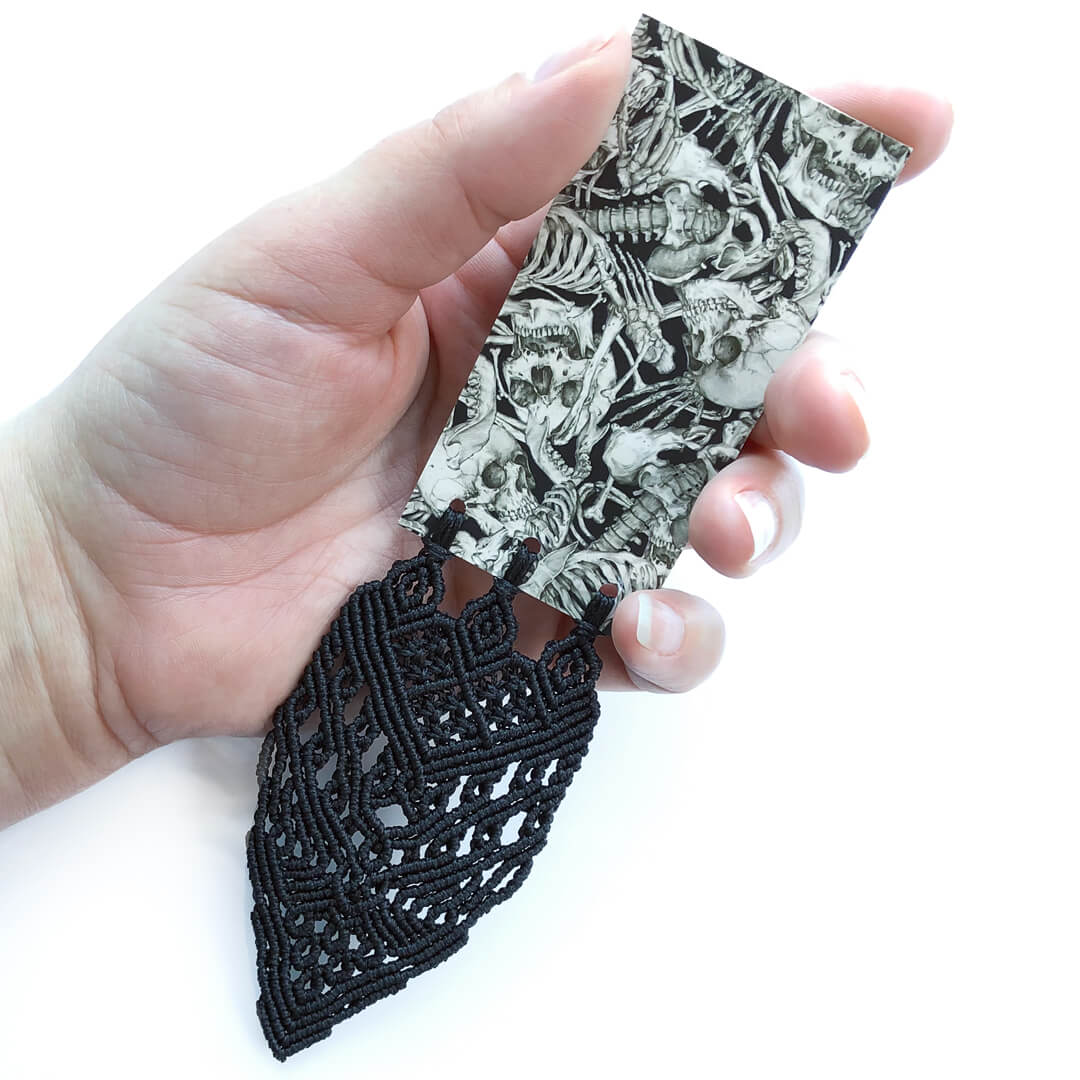 Czarna świeca albo łopat(k)a grabarza czyli zakładka dla miłośniczki horrorów