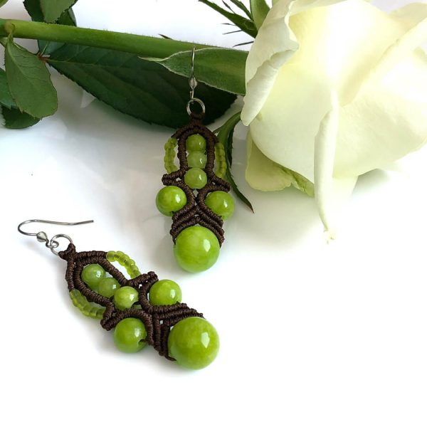 Zyta – brązowe kolczyki z jaskrawozielonymi jadeitami